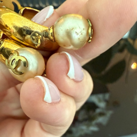 LOT 1734 24K gold plated CHANEL vintage hoop pearl CC clip on earrings - Picture 5 of 13